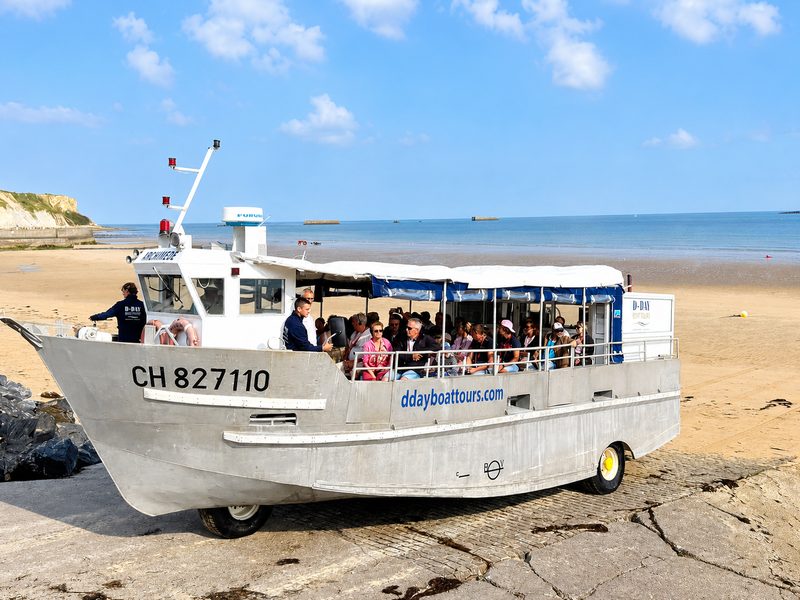 L’Archimède sur la cale Neptune à Arromanches, passagers à bord.