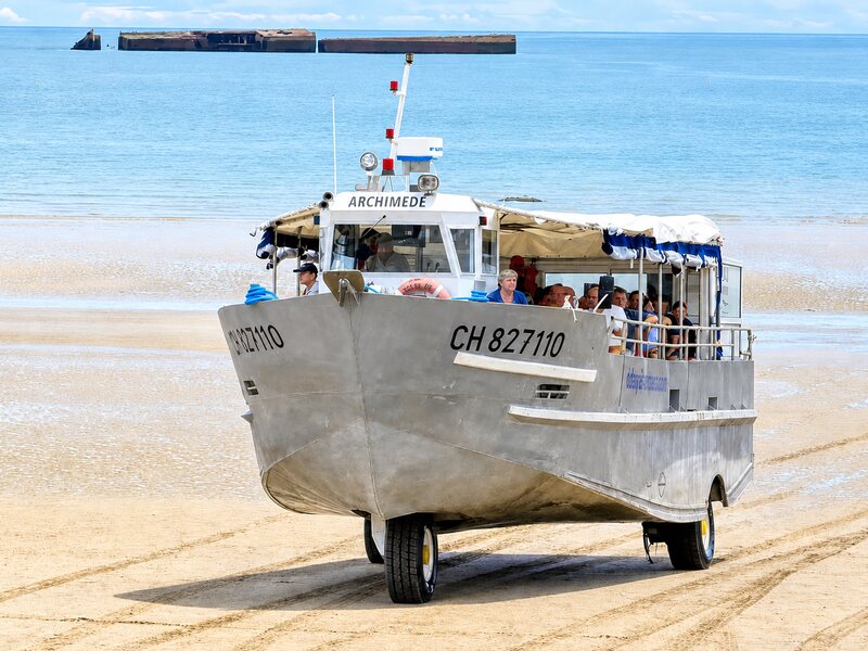 L’Archimède sur l’estran d’Arromanches.